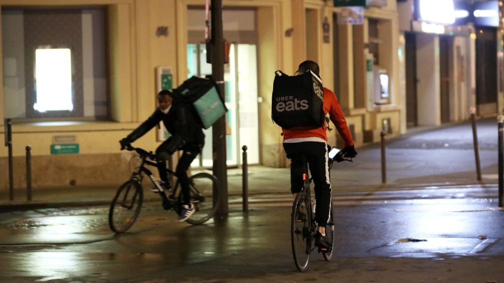 :
    le dernier publié



  

    
      
    
      

  

  
    
    "Elle m'a parlé comme à un esclave" : face au "racisme décomplexé" de certains clients, les livreurs UberEats et Deliveroo sortent du silence

          Plusieurs coursiers, qui sont dans leur immense majorité d’origine étrangère, ont signalé ces derniers mois avoir été victime d’agression raciste. Les syndicats dénoncent un phénomène nouveau, face auquel les plateformes s'organisent.
    
    
          Diffusé le 21/01
                      
        6min