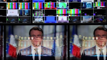 Référendums et conventions citoyennes : Macron veut faire « trancher » les Français en 2025. Référendums, conventions citoyennes... Que veut dire Emmanuel Macron lorsqu'il annonce vouloir demander aux Français de "trancher" des "sujets déterminants" en 2025 ?