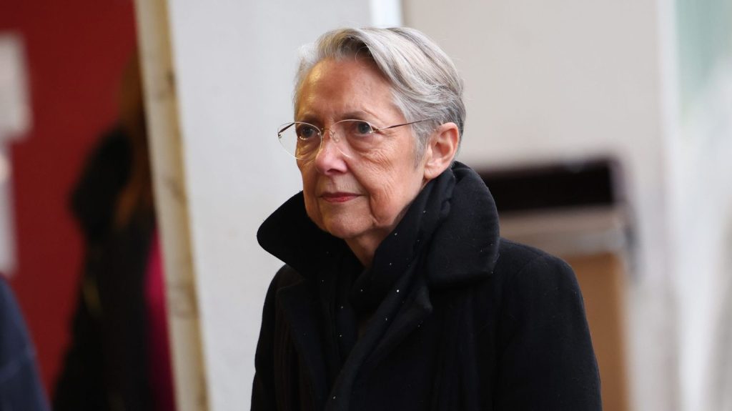 Discours de politique générale : Élisabeth Borne aura-t-elle à annoncer un retour sur sa propre réforme des retraites ?

          Quand François Bayrou donnera mardi ses grandes orientations à l'Assemblée nationale, la numéro 2 de son gouvernement, l'actuelle ministre de l'Éducation nationale, lira, comme le veut l'usage, le même texte, en simultané, au Sénat.