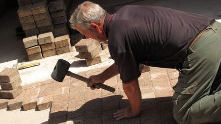 Réforme retraites : Quel âge réel pour partir en France après les changements de 2010 à 2023 ? Depuis la réforme, à quel âge part-on réellement à la retraite en France ?
Avec les différentes réformes des retraites de 2010, 2014, 2023, qui ont repoussé l’âge légal de 60 ans à 62 ans, puis à 64 ans, l'âge "réel" de départ ne cesse de progresser.