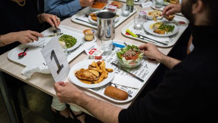 Resto à 1€, Retailleau-Nemesis, abonnement auto Trump : l’essentiel du 24 janvier :
Podcast
:
Podcast
Resto à 1 euro, B. Retailleau proche de Nemesis et abonnement automatique à D. Trump : ça dit quoi ce 24 janvier ?