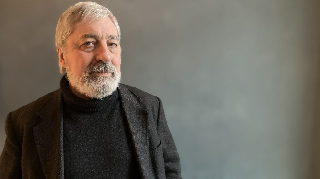 :
    Interview




  

    
      
    
  
  "Une balle de 9 millimètres sera toujours plus rapide qu'un alexandrin, mais il faut rêver" : Sorj Chalandon bouleversé par l'adaptation au cinéma de son roman "Le Quatrième mur"