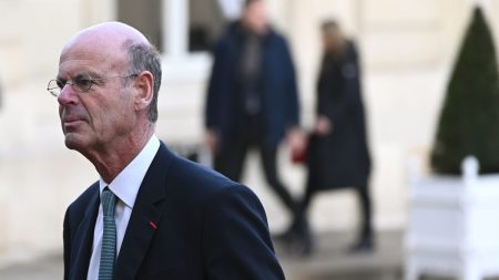 Taxes sur les billets d'avion, sur les rachats d'actions, contribution exceptionnelle des grandes entreprises... Le nouveau ministre de l'Économie à l'épreuve du budget