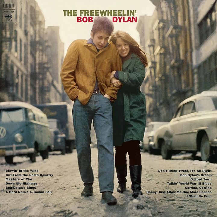 La pochette de "The Freewheelin' Bob Dylan", second album de Bob Dylan paru en 1963, dans lequel Suze Rotolo est à son bras. (COLUMBIA)