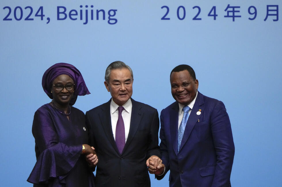 Le ministre chinois des Affaires étrangères Wang Yi avec ses homologues du Sénégal Yassine Fall et du Congo Jean-Claude Gakosso au Forum Chine Afrique à Pékin, le 5 septembre 2024.