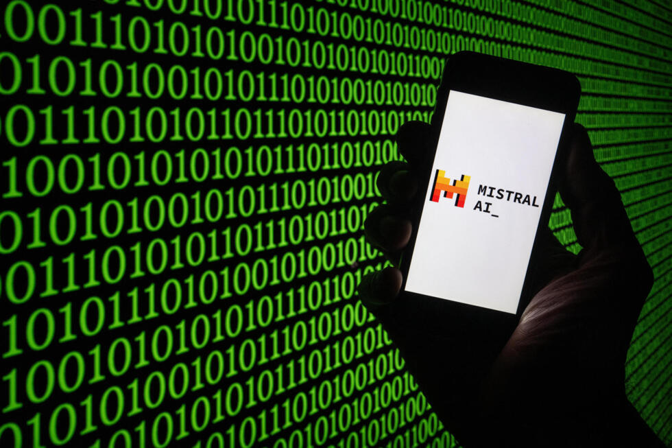 Cette photo prise le 25 mars 2024 montre le logo Mistral AI sur un smartphone à Mulhouse, dans l'est de la France.
