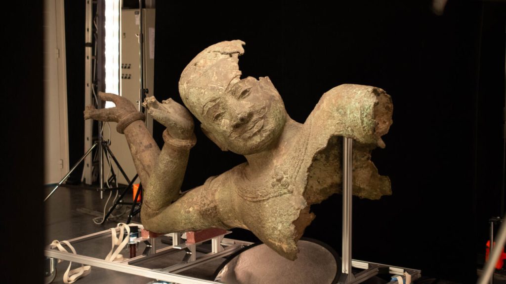 Masterpiesse de bronze cambodgien West Mebon Vishnu subit une restauration en France