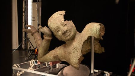 Masterpiesse de bronze cambodgien West Mebon Vishnu subit une restauration en France