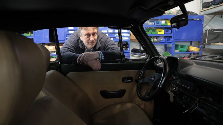 Jorg Dilke, gérant de l'atelier de réparation Cabrio Zentrum Osnabrück, à Osnabrück, en Basse-Saxe (Allemagne), le 28 janvier 2025. (ZOE AUCAIGNE / FRANCEINFO)
