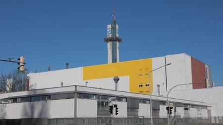 Législatives en Allemagne : à Osnabrück, l’industrie auto inquiète ses salariés :
Reportage
Législatives en Allemagne : à Osnabrück, l'avenir en suspens de l'industrie automobile allemande donne "mal au bide" à ses salariés