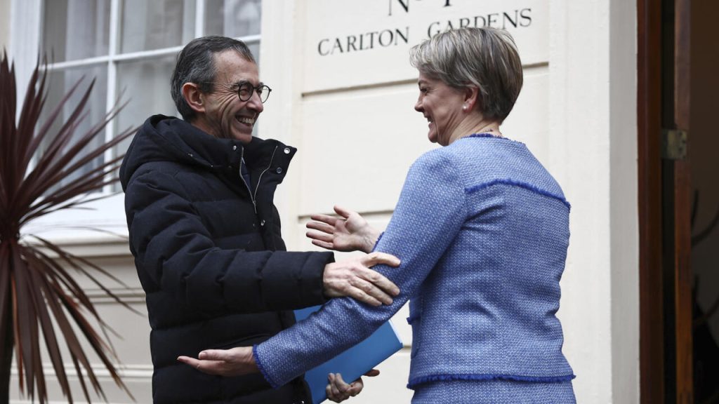 La France et le Royaume-Uni trouvent un terrain d'entente sur la lutte contre les traversées de canaux illégaux