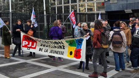 :
    Reportage




  



  


  
  "Un ado de 16 ans n'est pas un adulte" : à Marseille, des éducateurs de la Protection judiciaire de la jeunesse dénoncent le texte sur la justice des mineurs