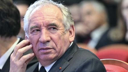 Accusations de violences à Bétharram : une victime traite Bayrou de « menteur » par écrit Accusations de violences à Bétharram : François Bayrou est "un menteur, je lui ai écrit pour lui dire ce qu'il se passait", s'indigne une victime