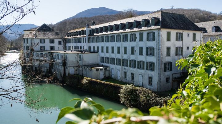 L'actuel collège Le Beau Rameau de Bétharram, anciennement Notre-Dame de Bétharram, le 30 avril 2024. (LILIAN CAZABET / AFP)