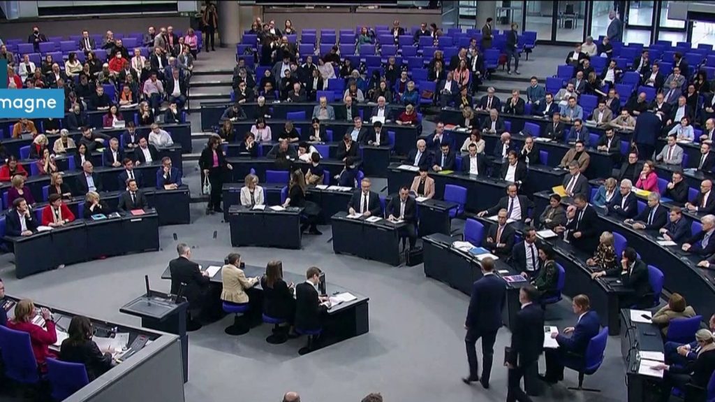 Eurozapping : le Parlement allemand fait le résistance