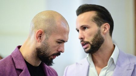 L'influenceur masculiniste Andrew Tate a quitté la Roumanie, dans un dossier suivi de près par Washington