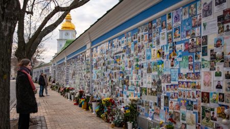 Attaques de Trump contre Zelensky : indignation en Ukraine face à une attitude inacceptable "Une attitude inacceptable à l'égard de notre président" : les Ukrainiens sonnés par les attaques de Donald Trump contre Volodymyr Zelensky