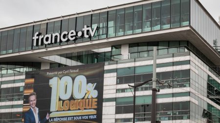 Audiovisuel public : syndicats et 1800 élus dénoncent une « fausse solution » dans une tribune La réforme de l'audiovisuel public est une "fausse solution", préviennent les syndicats et plus de 1 800 élus dans une tribune