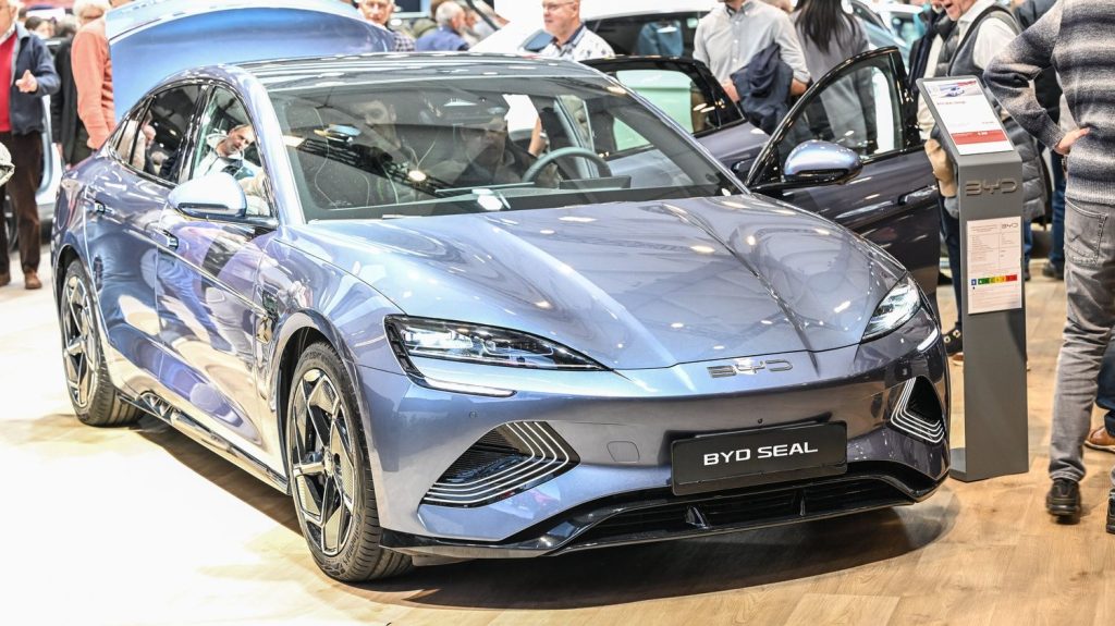 :
    le dernier publié



  



  


      

  

  
    
    Le constructeur chinois BYD pense pouvoir fournir des voitures électriques avec 1 500 km d'autonomie dès 2027

          Des voitures électriques avec une autonomie supérieure aux véhicules thermiques et qui se rechargent aussi vite que des voitures essence devraient arriver sur le marché en 2027.
    
    
          Diffusé le 19/02
                      
        2min
