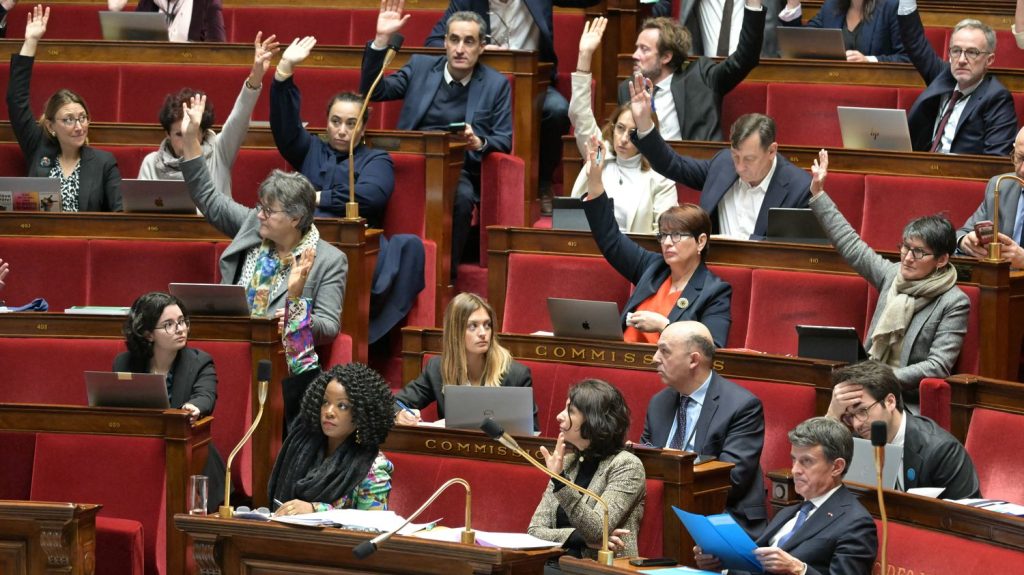 "Le PS trahit" : en décidant de ne pas voter la censure du gouvernement Bayrou, le Parti socialiste divise les rangs du NFP
