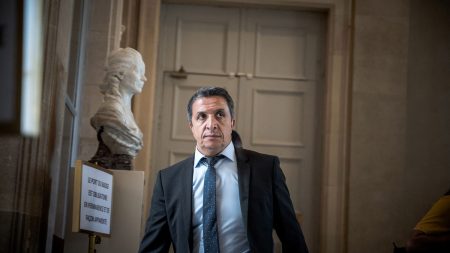 Belkhir Belhaddad démissionne : « On entre dans la rhétorique du RN », critique le député macroniste. "Ce qui m'insupporte, c'est qu'on entre dans la rhétorique du RN", explique Belkhir Belhaddad, le député macroniste qui a démissionné après le vote sur le droit du sol