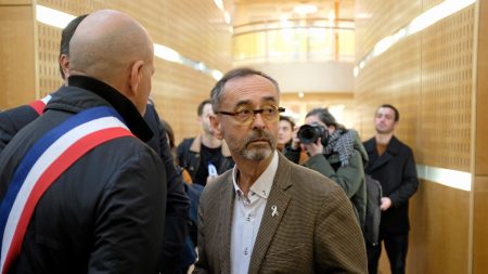 Béziers : Ménard refuse peine, doit comparaître pour refus de célébrer un mariage Refus de célébrer un mariage à Béziers : Robert Ménard dit qu’il va se "retrouver devant le tribunal correctionnel" après avoir refusé la peine proposée