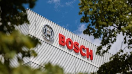 Bosch Allemagne : Nouvelles mesures d’économies face à l’échec des voitures électriques en Europe :
le dernier publié
Allemagne : l'équipementier automobile Bosch se prépare à faire encore des milliards d'euros d'économies
Le faible succès de la voiture électrique en Europe pèse de plus en plus sur l’ensemble de l’industrie. Après avoir déjà supprimé 12 000 postes en quelques années, l’équipementier automobile allemand Bosch prépare de nouvelles mesures d’économies.
Diffusé le 03/02
2min