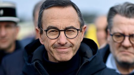 Bruno Retailleau bouscule les ambitions présidentielles de Laurent Wauquiez aux LR Bruno Retailleau perturbe les plans de Laurent Wauquiez pour la présidence des LR
L'élu de Haute-Loire, qui ambitionne de reprendre le parti, doit composer avec l'appétit et la popularité du ministre de l'Intérieur. Ce dernier réfléchit à se lancer dans la course.