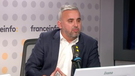Budget 2025 : Alexis Corbière oppose le NFP à l’avancée de l’extrême droite Budget 2025 : "Je ne suis pas pour que le NFP éclate", dit Alexis Corbière, car "l'extrême droite est aux portes du pouvoir"