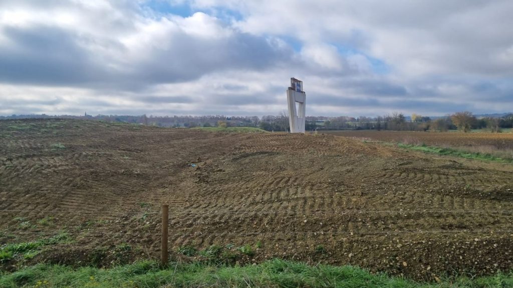 La suspension du chantier de l'A69 entre Toulouse et Castres, un revers politique

          Ce chantier est devenu un terrain d'affrontement politique depuis deux ans. Des élus de tout bord se sont pressés sur les lieux avec, en première ligne, Carole Delga, la présidente socialiste de la région Occitanie qui défend le projet bec et ongles.