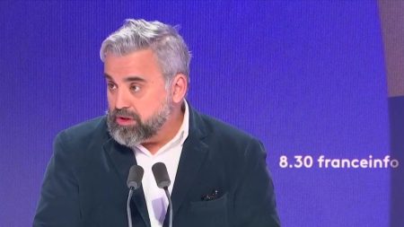 Conseil constitutionnel : Alexis Corbière critique Richard Ferrand, « soldat du bonapartisme macroniste » Conseil constitutionnel : "Richard Ferrand est un petit soldat du bonapartisme macroniste actuel", récuse Alexis Corbière