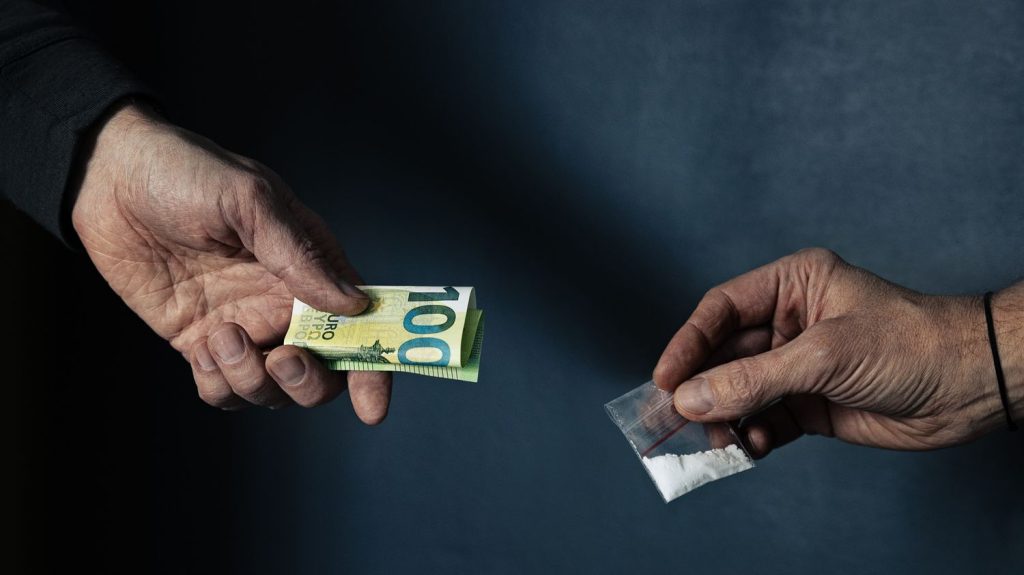 :
    le dernier publié



  



  


      

  

  
    
    "Culpabilisation" des consommateurs de drogue : "Enfin on s'attache à lutter contre cette phase de la narco-économie", salue un spécialiste de l'économie du crime

          Après la sensibilisation, la culpabilisation. Bruno Retailleau lance une campagne, à partir de dimanche, qui met en cause les consommateurs de drogues. "On va dans le bon sens", commente le spécialiste Bertrand Monnet qui insiste sur une "compréhension économique" du problème.
    
    
          Diffusé le 07/02
                      
        2min
