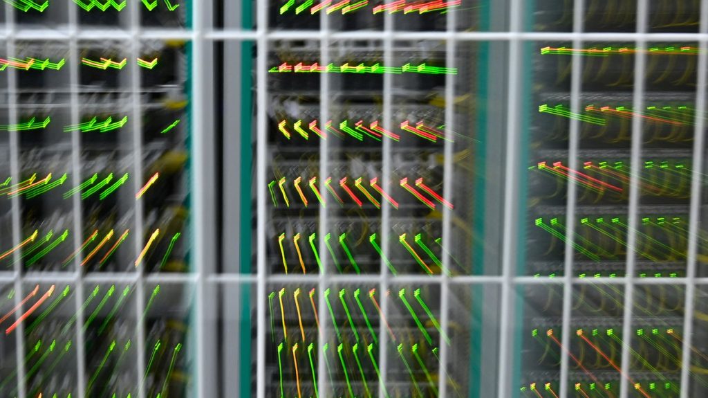 Intelligence artificielle : trois questions sur les data centers, essentiels pour la souveraineté numérique de la France