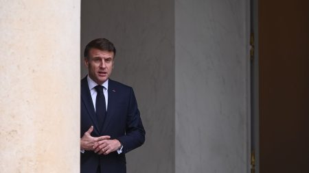 Défiance record envers les politiques : 78% des Français jugent la situation « grave » :
Édito
La défiance envers les politiques atteint en France des niveaux record
Près de huit Français sur dix (78%) jugent la situation institutionnelle actuelle "grave", selon le baromètre annuel du Cevipof sur la confiance politique. Si la France n'est pas le seul pays touché par cette défiance des citoyens, leur désarroi semble encore plus important qu'ailleurs.