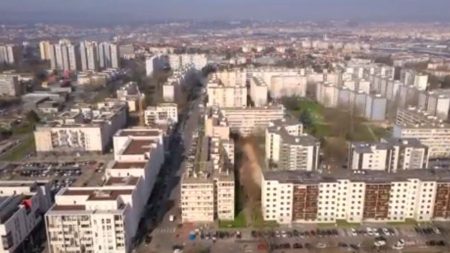 Documentaire « La banlieue c’est le paradis » : 70 ans d’histoire des cités et de luxe :
Vidéo
"Vraiment, c'était le luxe" : le documentaire "La banlieue c'est le paradis" revient sur 70 ans d'histoire des cités