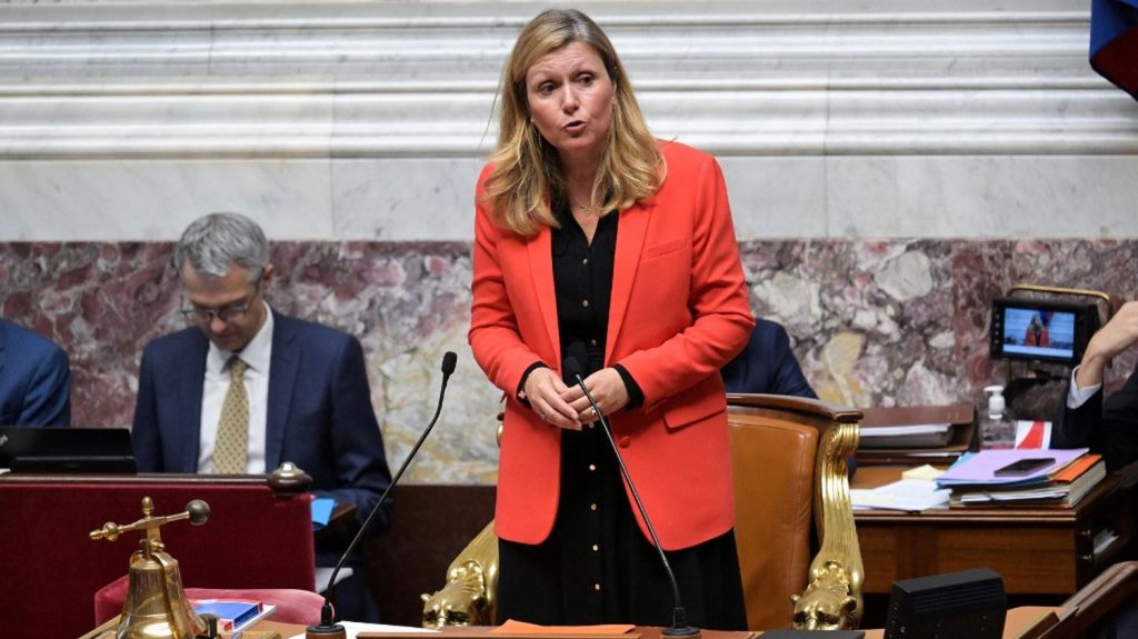 Tests de drogue sur les députés : "Je trouve ça assez ridicule", tacle la présidente de l'Assemblée nationale, Yaël Braun Pivet