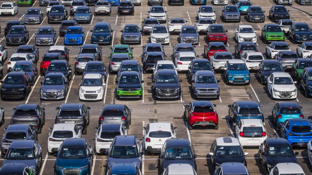 Durcissement du malus auto : "Les gens se tournent vers le marché de l'occasion, donc des voitures plus anciennes et polluantes", selon le directeur de l'Observatoire Cetelem