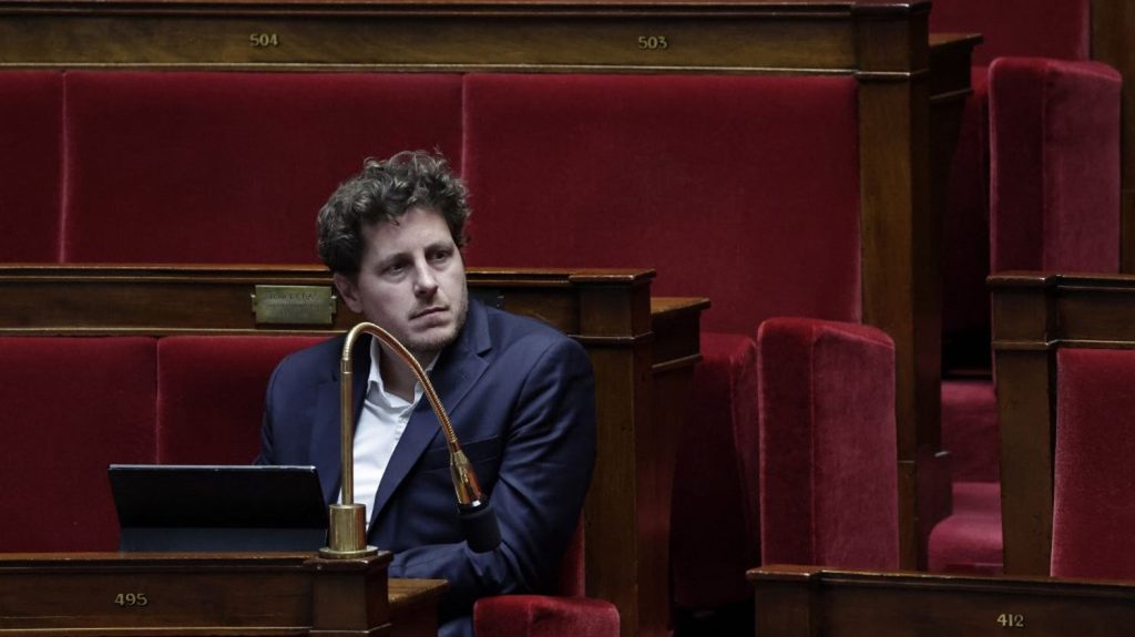 Les Écologistes regrettent les "souffrances" occasionnées sur l'ex-député Julien Bayou, après le classement sans suite d'une enquête pour harcèlement moral et abus de faiblesse de son ex-compagne