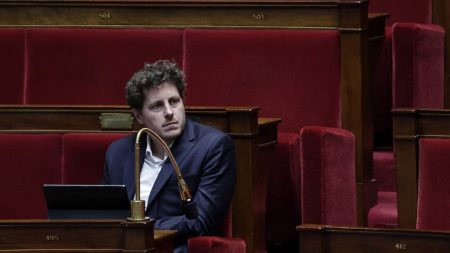 Écologistes regrettent souffrances de Julien Bayou après enquête pour harcèlement classée sans suite Les Écologistes regrettent les "souffrances" occasionnées sur l'ex-député Julien Bayou, après le classement sans suite d'une enquête pour harcèlement moral et abus de faiblesse de son ex-compagne