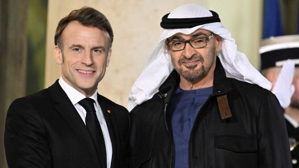 Intelligence artificielle : les Emirats arabes unis vont construire un "data center" géant en France, selon l'Elysée