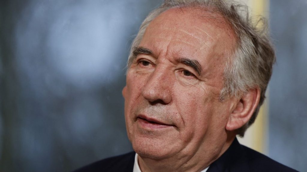 Consulter les Français en cas de blocage politique, la nouvelle stratégie de François Bayrou

          Le Premier ministre l’a déclaré jeudi dans une interview au "Figaro" : en cas de "blocage" des négociations sur les retraites, "le référendum est une issue". D'autre sujets pourraient aussi prêter à concertation.