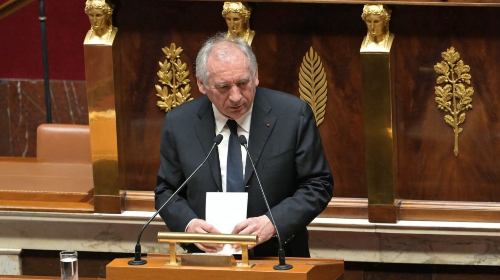 :
    Édito



  



  


      

  

  
    Au sein d'un gouvernement divisé, François Bayrou lance un débat risqué sur l'immigration

          Le Premier ministre appelle à un débat sur l'immigration, mais sans aborder uniquement le sujet du droit du sol. Pas sûr que l'initiative de François Bayrou permette de mettre un terme à la cacophonie ambiante au sein de sa majorité, tant le sujet cristallise les tensions depuis 40 ans.