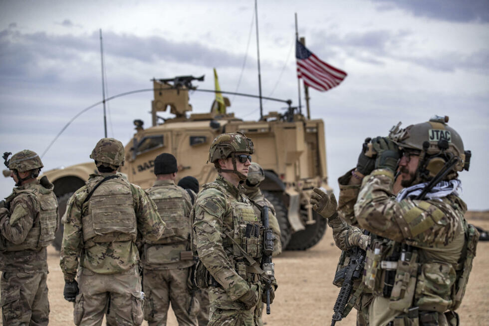 Les soldats américains sur un exercice militaire conjoint entre le SDF et la Coalition internationale dirigée par les États-Unis contre le groupe d'État islamique, à Deir Ezzor, dans le nord-est de la Syrie.