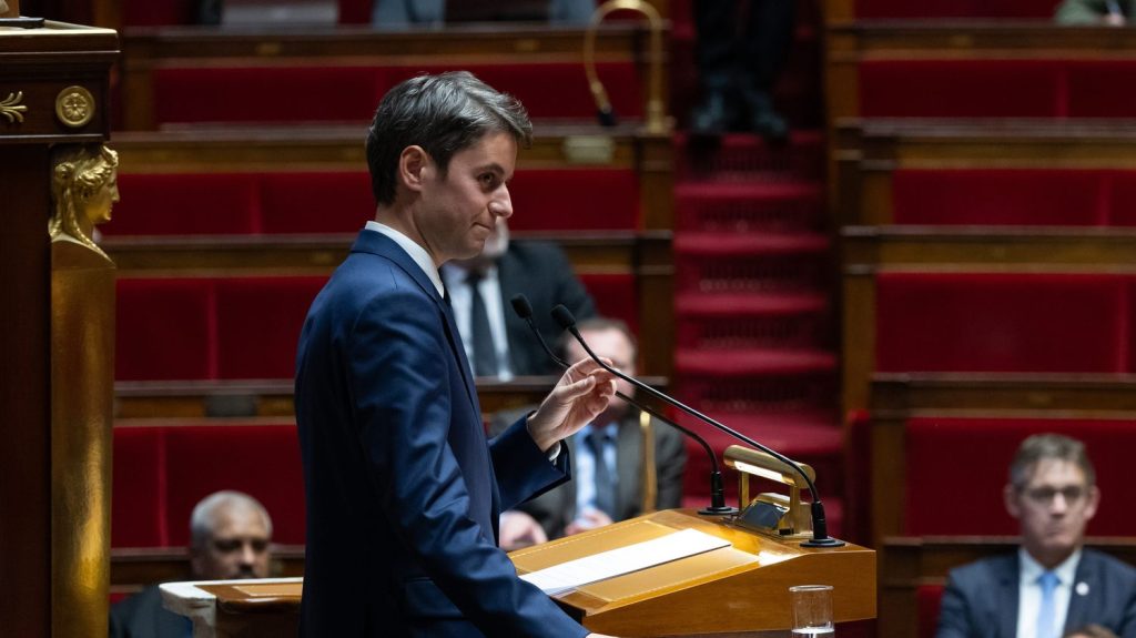Gabriel Attal tente de remobiliser son groupe Ensemble pour la République avec son texte sur la justice des mineurs

          Comparution immédiate, sanction des parents, dérogations à l'excuse de minorité: l'examen du texte de Gabriel Attal visant à durcir la justice des mineurs, débute mercredi dans l'hémicycle de l'Assemblée nationale. Un texte qui est loin de faire l'unanimité chez les élus macronistes.
