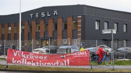 Grève des ouvriers Tesla en Suède : 18 mois de conflit social contre les idées libertariennes :
le dernier publié
En Suède, les ouvriers des usines Tesla sont en grève depuis plus d'un an et demi
Les positions libertariennes du milliardaire pro-Trump ont mauvaise presse dans un pays habitué au dialogue social et au compromis.
Diffusé le 26/02
3min
