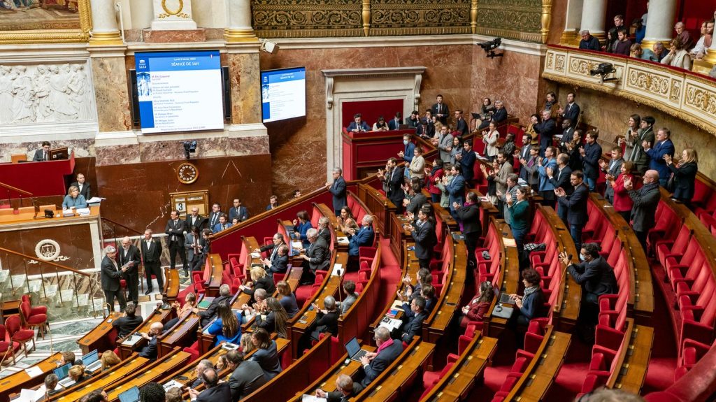 Handicap : Yaël Braun-Pivet et le député Sébastien Peytavie proposent de supprimer le vote par "assis-levé" à l'Assemblée nationale