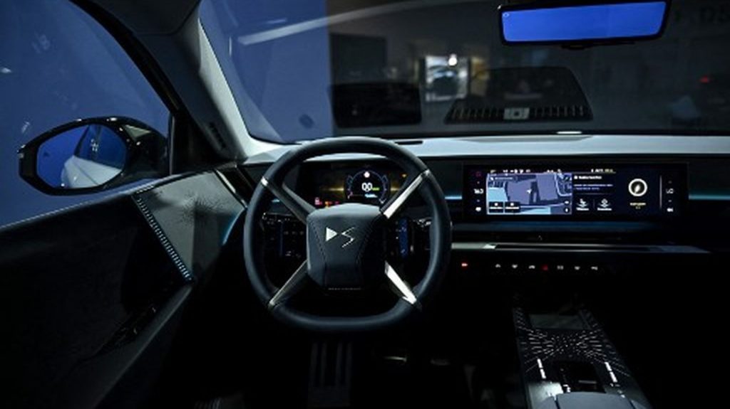 :
    le dernier publié



  



  


      

  

  
    
    Intelligence artificielle : Stellantis et Mistral AI mettent au point un robot conversationnel d'aide aux conducteurs

          Le constructeur Stellantis (ex PSA-Peugeot-Citroën) et la start-up française Mistral AI Stellantis travaillent maintenant main dans la main. L'intelligence artificielle va notamment aider à réduire considérablement le temps d'analyse lors de la conception d'un modèle, mais aussi permettre de créer un assistant permanent, actionnable à la voix.
    
    
          Diffusé le 10/02
                      
        2min