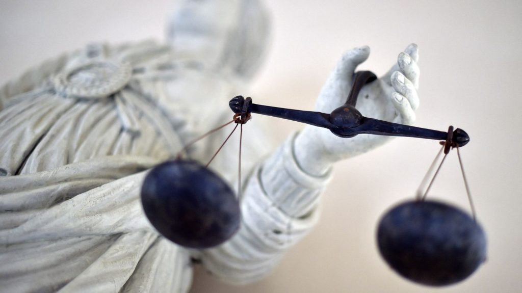 Intelligence artificielle pour la justice : "C'est un atout à la condition de prendre les devants", considère le bâtonnier de Paris