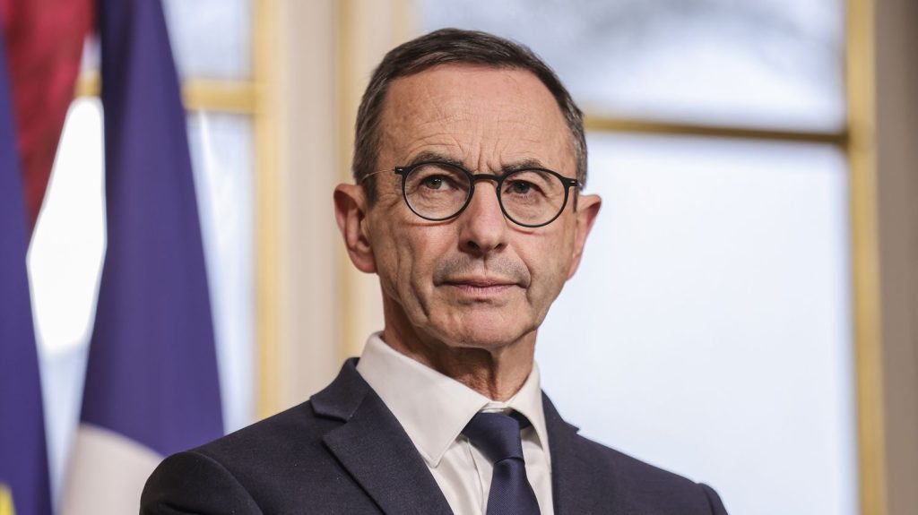 :
    Édito



  



  


      

  

  
    Immigration : comment la ligne de Bruno Retailleau s'est imposée

          François Bayrou menace de dénoncer les accords avec l'Algérie. C'est ce qui ressort du comité interministériel sur l'immigration mercredi. Le ton monte au gouvernement et c'est la position de Bruno Retailleau qui l'emporte.