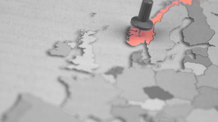 Intimidations russes : la Norvège ressent pour la première fois la peur, analyse une correspondante Intimidations russes : "c'est la première fois que l'on ressent, en Norvège, cette peur", analyse une correspondante de la presse norvégienne
Bien que la Norvège soit un modèle de prospérité grâce à ses ressources naturelles, les Norvégiens s'inquiètent de plus en plus des tensions géopolitiques, notamment les menaces russes et les politiques internationales, malgré leur niveau de vie élevé. Focus avec Vibeke Knoop Rachline, correspondante de la presse norvégienne.